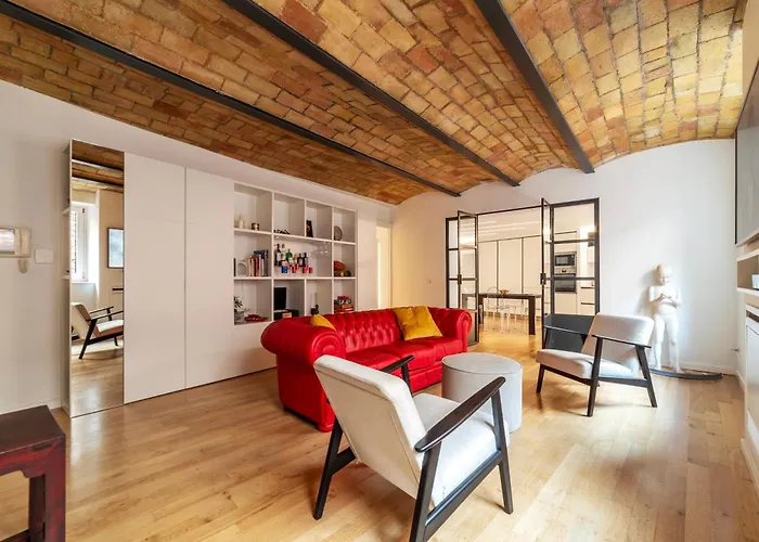 Luxury 3 Beds 3 Baths, Few Steps From City Center