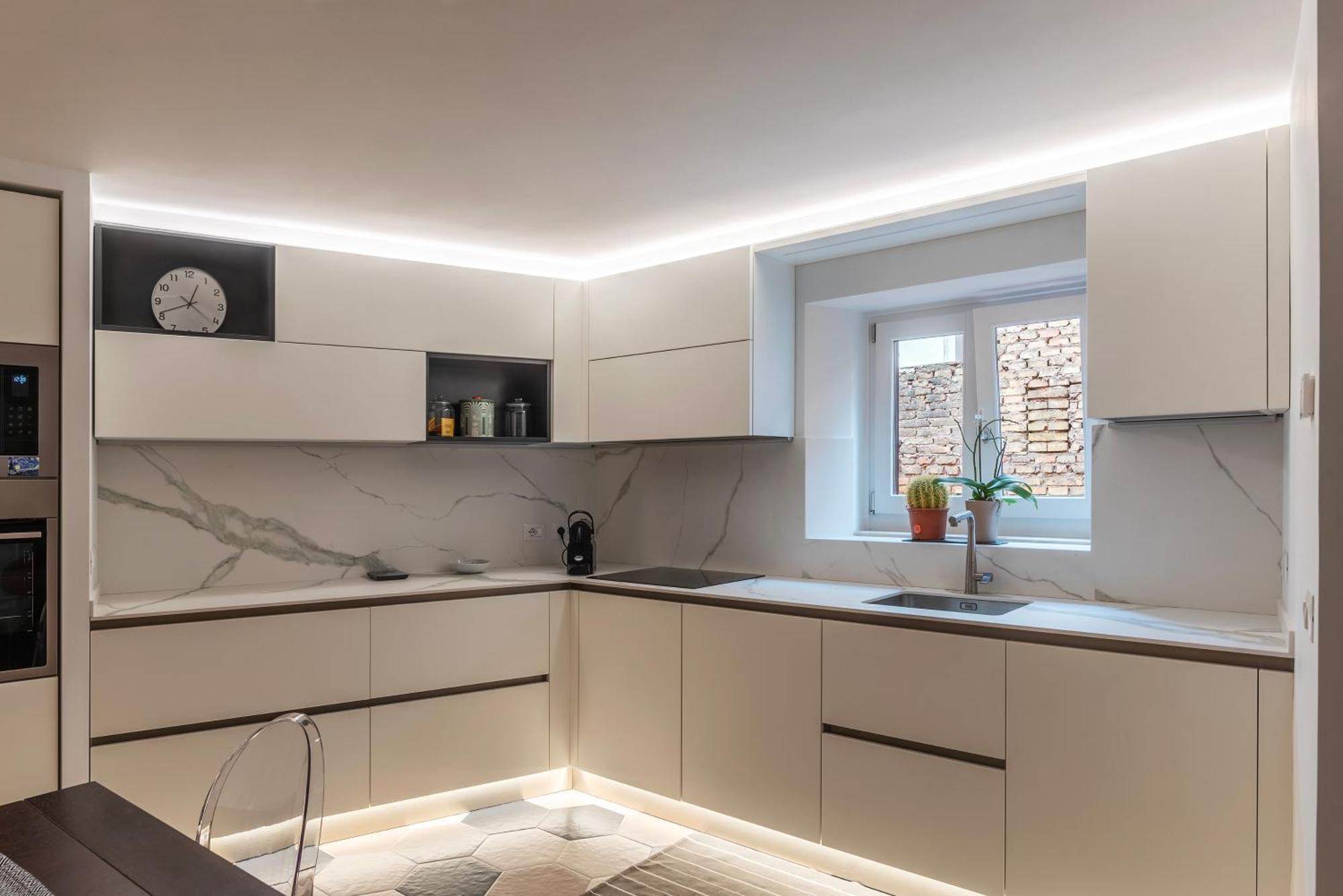 Apartment Luxury 3 Beds 3 Baths, Few Steps From Center