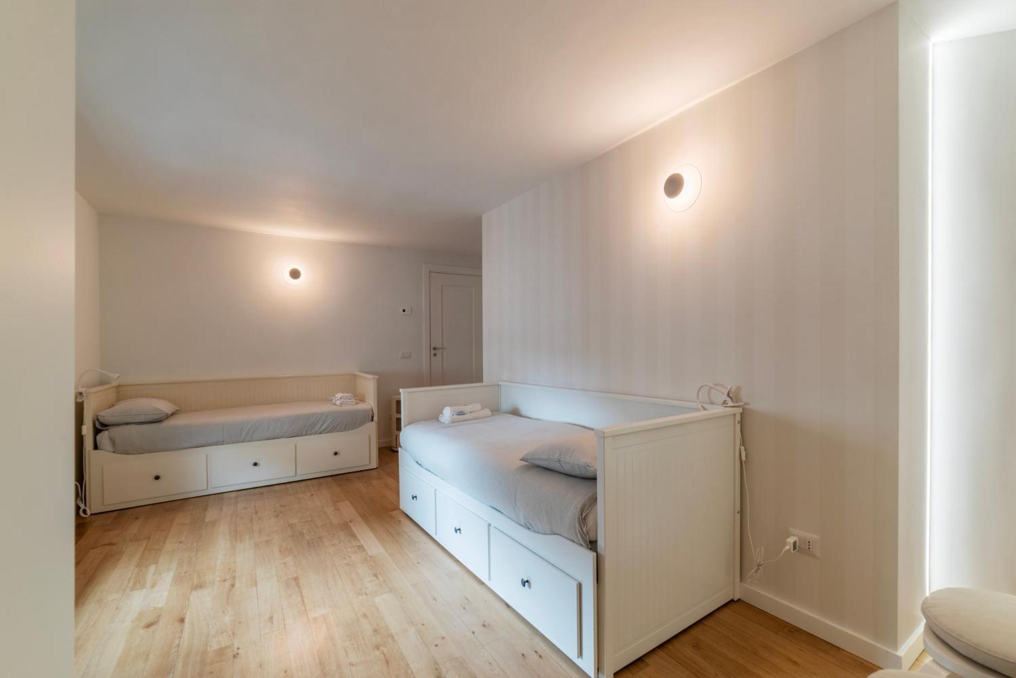 Apartment Luxury 3 Beds 3 Baths, Few Steps From Center *