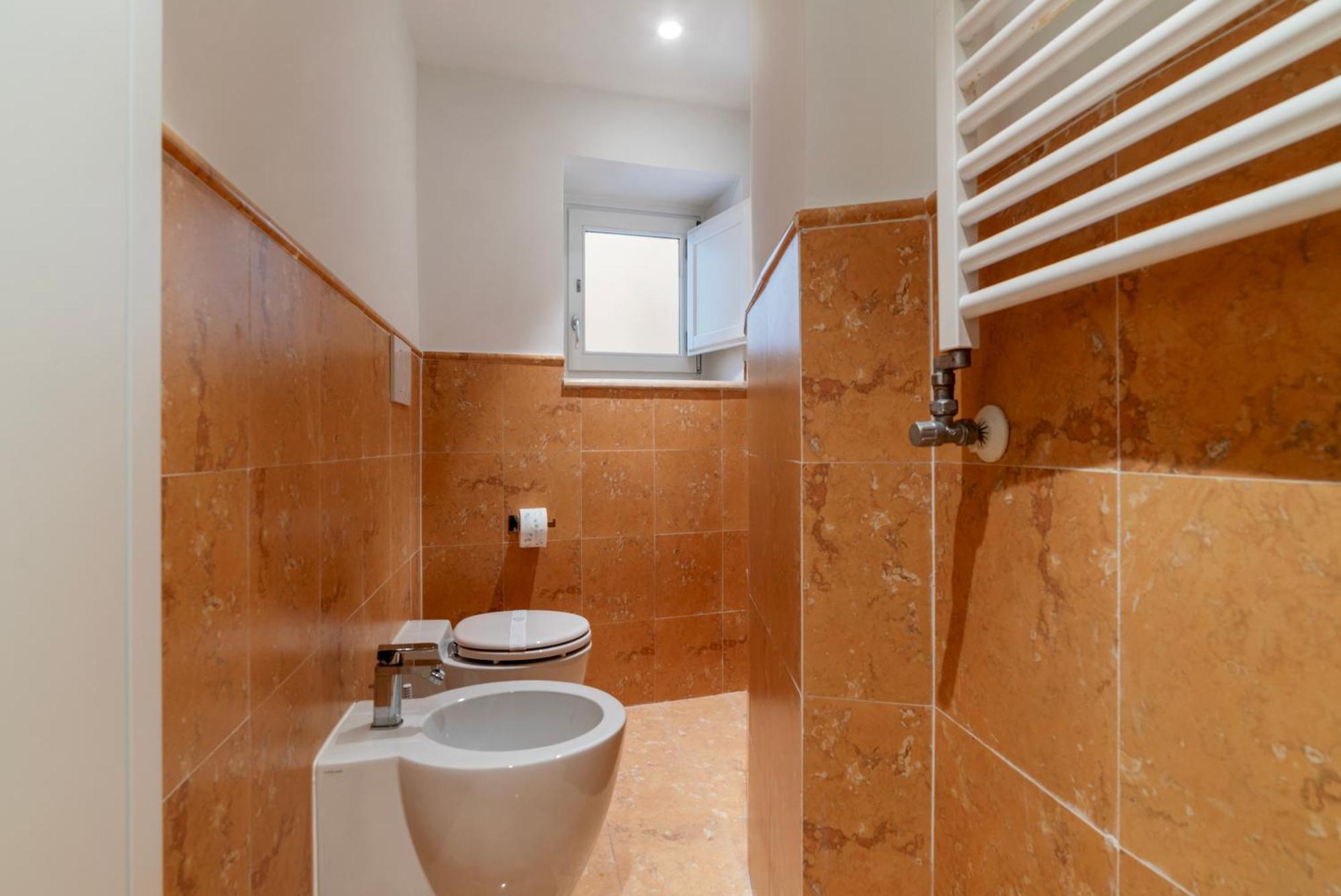 Luxury 3 Beds 3 Baths, Few Steps From Center Apartment *