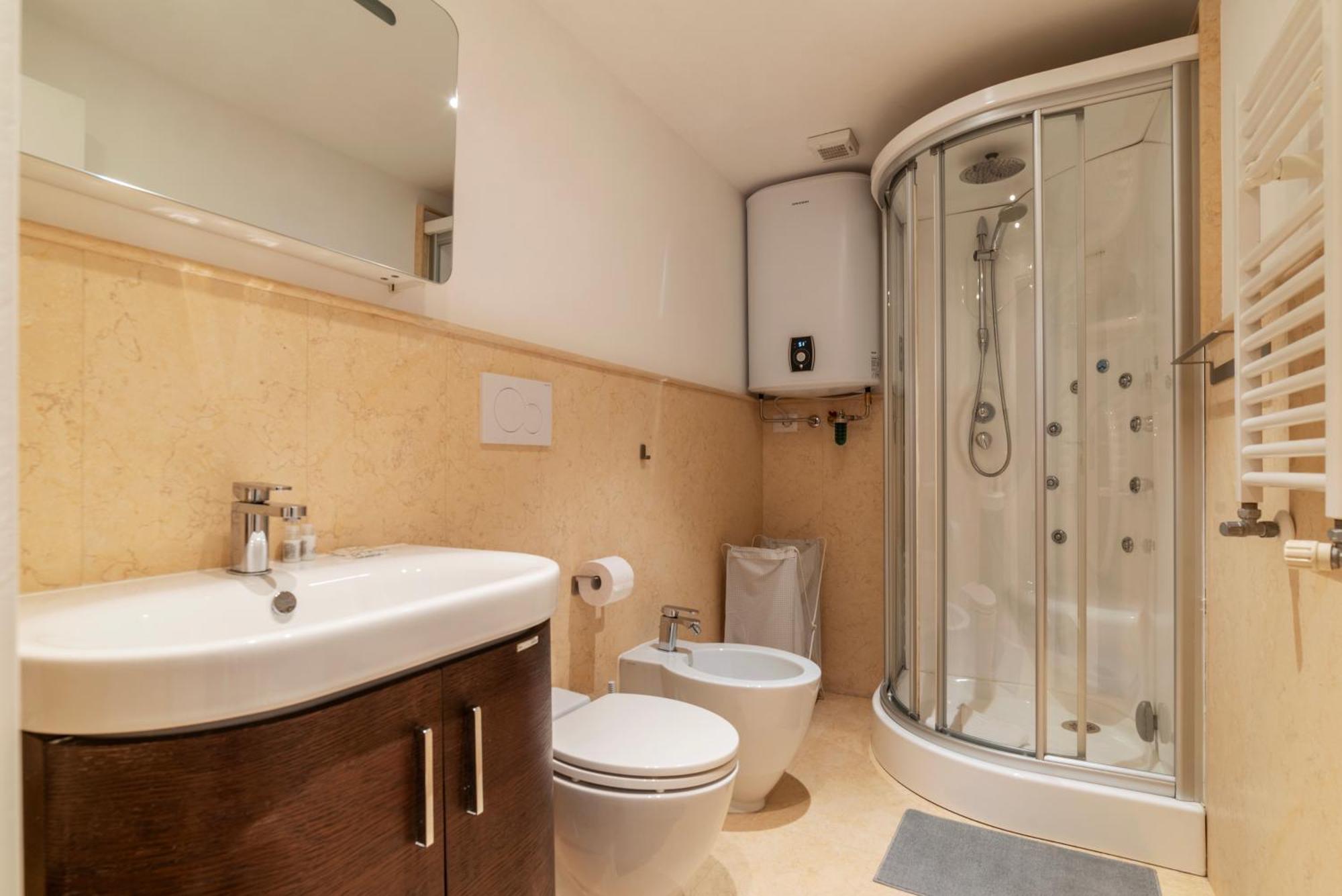 Apartment Luxury 3 Beds 3 Baths, Few Steps From Center Rom
