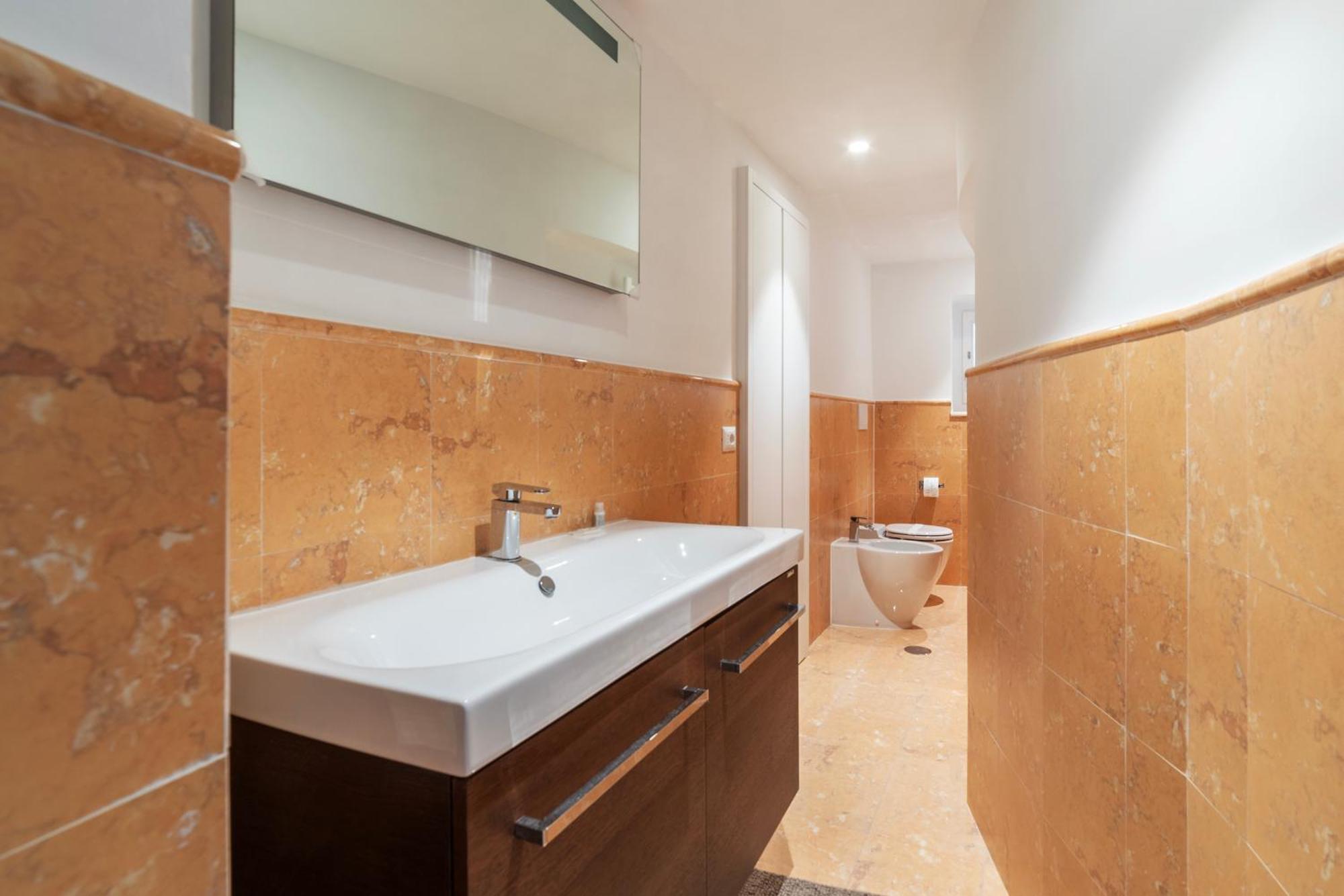 Luxury 3 Beds 3 Baths, Few Steps From Center