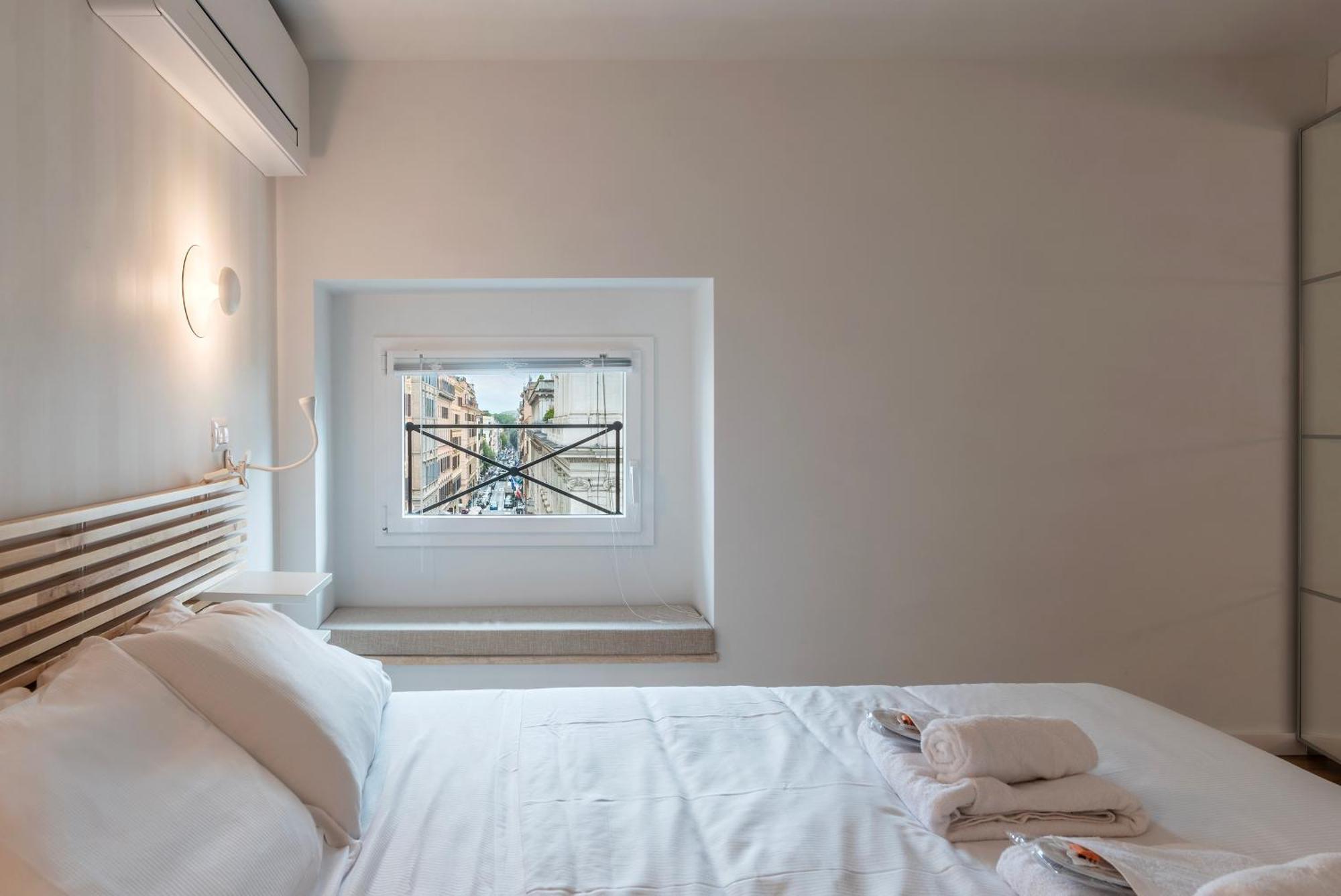 Apartment Luxury 3 Beds 3 Baths, Few Steps From Center