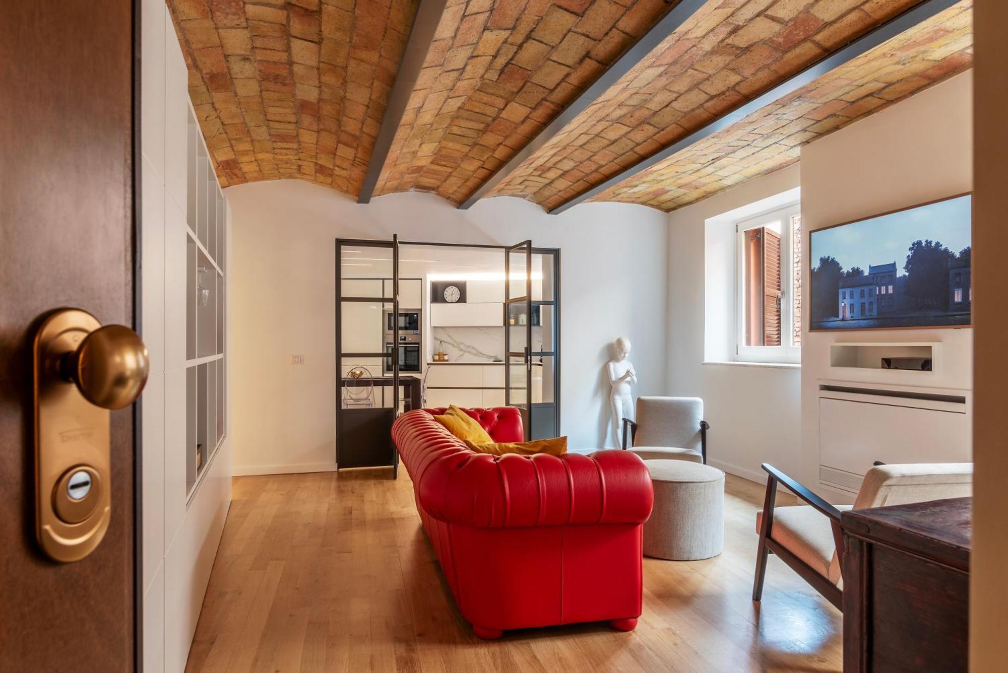 Luxury 3 Beds 3 Baths, Few Steps From Center Apartment