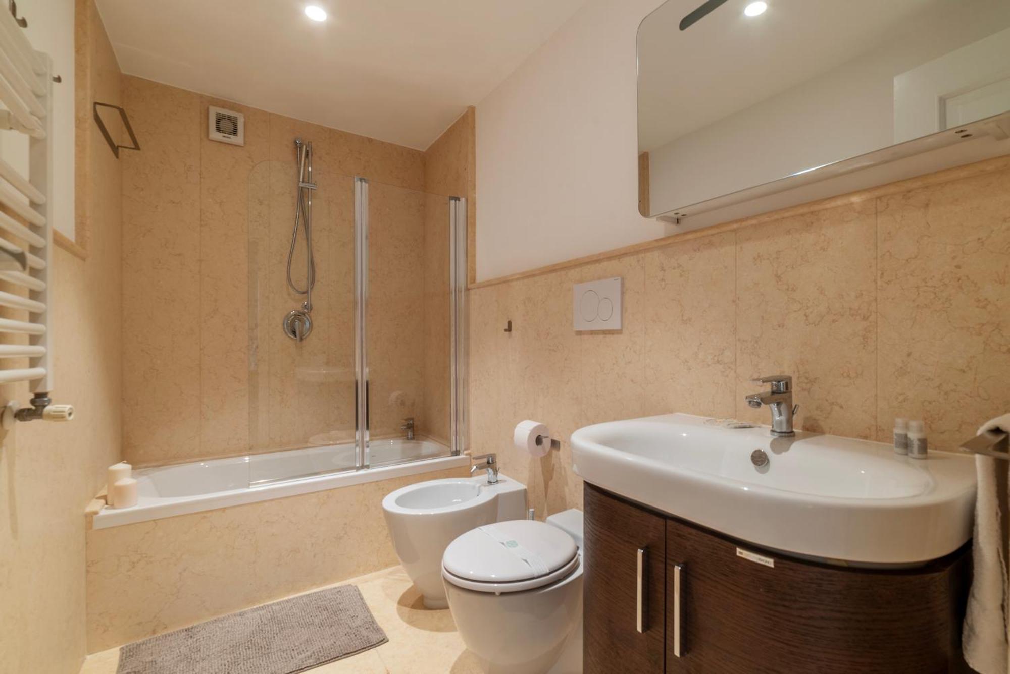 Luxury 3 Beds 3 Baths, Few Steps From Center